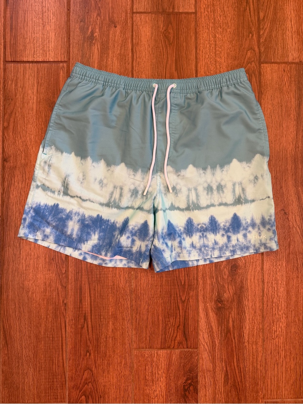 Huk Men’s Blue Tie-Dye Swim Trunks 5” pockets liner/ men’s large